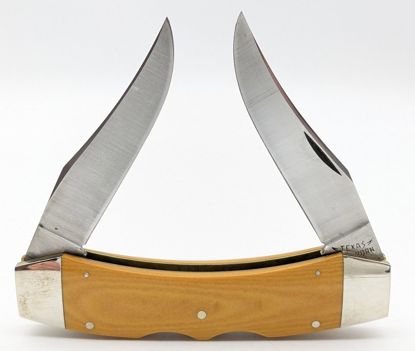 1980 Case XX Smooth Wood Texas Lockhorn: Knife is in very nice condition with some tarnishing on the bolsters from age and handling. Overall measures 4-1/2in when closed.