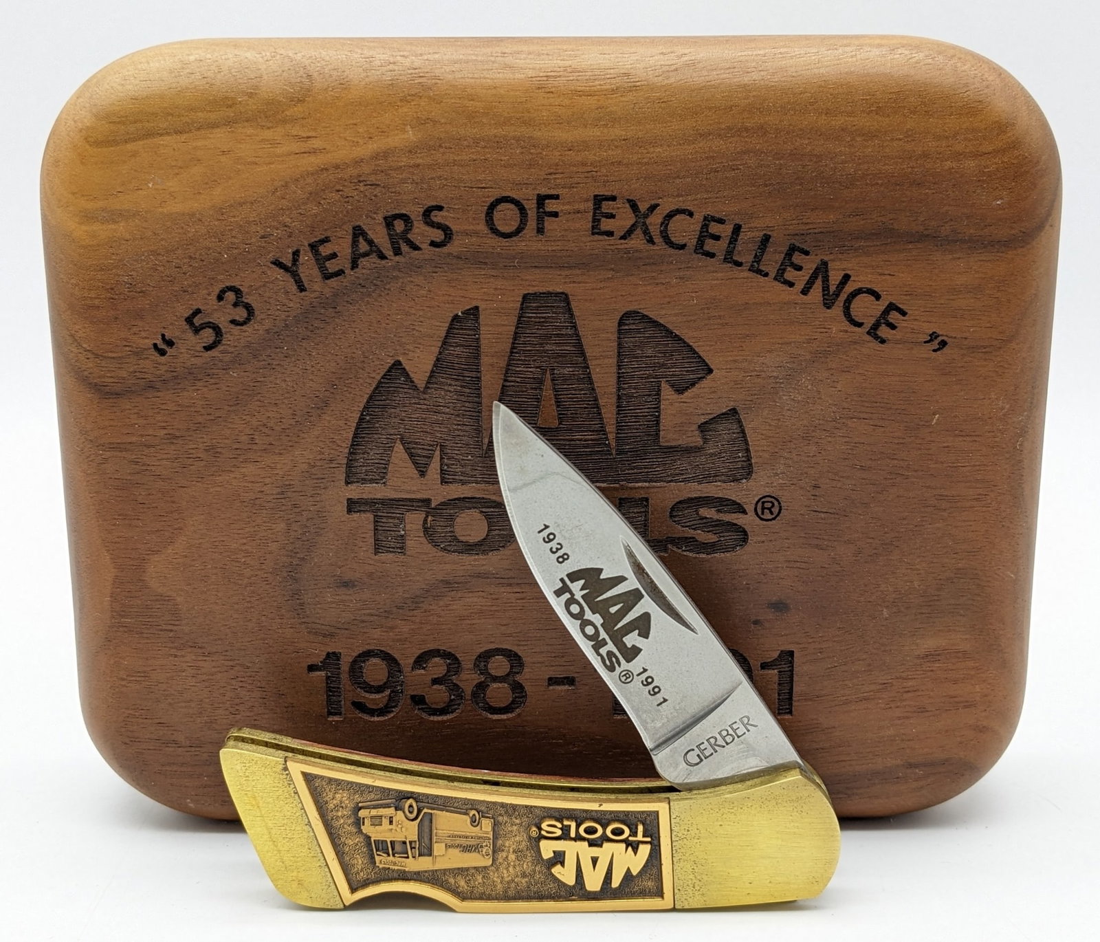 1981 Gerber Mac Tools Lock Back Folding Knife w/ Case: Knife features a Mac Tools delivery truck engraved into the brass handle. Knife is in like new condition. Overall measures 3-1/2in when closed.