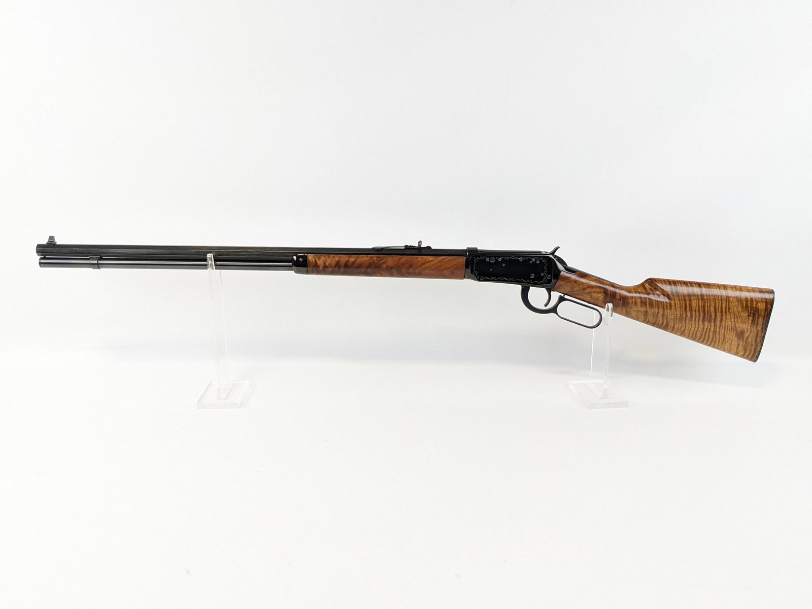 Winchester Model 94 Classic .30-30 Win Lever Action Rifle: Manufacturer: Winchester.Model: 94 Classic.Type: Rifle. Caliber/Gauge: .30-30 Win. Barrel: 26 inch Octagon. Choke: . Finish: Blued. Grip: . Stock: Deluxe Wood. Condition: Very nice with light wear fro
