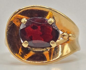 Vintage Ladies 14K Yellow Gold Oval Garnet Ring