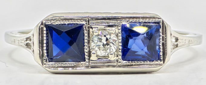 Antique Art Deco 18K White Gold Blue Sapphire & Diamond Ring