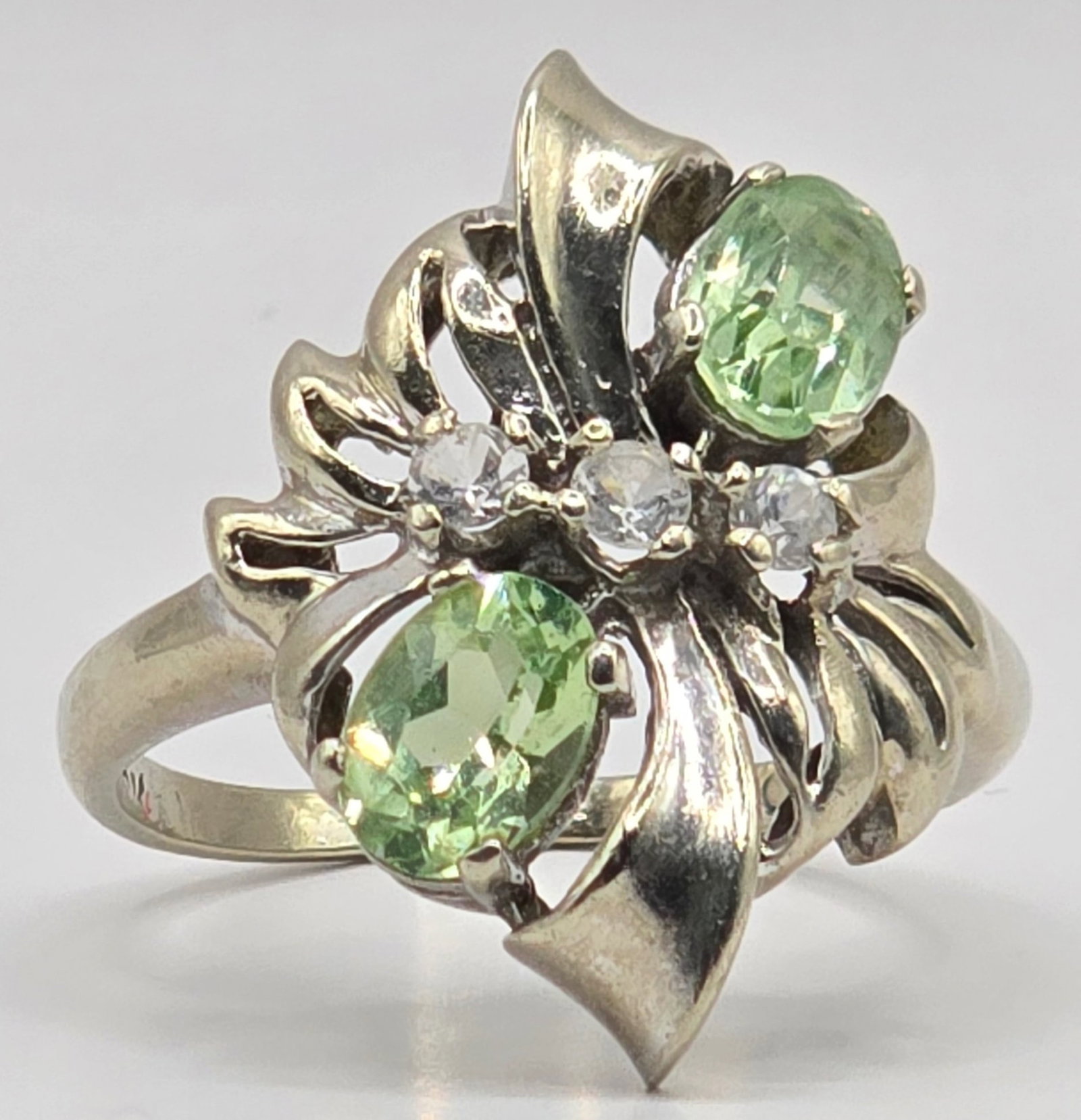 Vintage Ladies 10K White Gold Green & White Sapphire Cocktail Ring: Vintage Ladies 10K White Gold Green & White Sapphire Cocktail Ring. Ring is size 8-1/2 and the total weight is 4.68 grams.