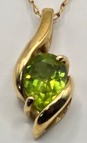Ladies 10K Yellow Gold Peridot Pendant & 14K Yellow Gold Chain