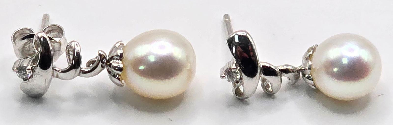 Ladies 14K White Gold 7.5mm Pearl Dangle Earrings: Ladies 14K White Gold 7.5mm Pearl Dangle Earrings. They measure 3/4" tall and are for pierced ears, one is missing the post push back. Total weight 2.54 grams.