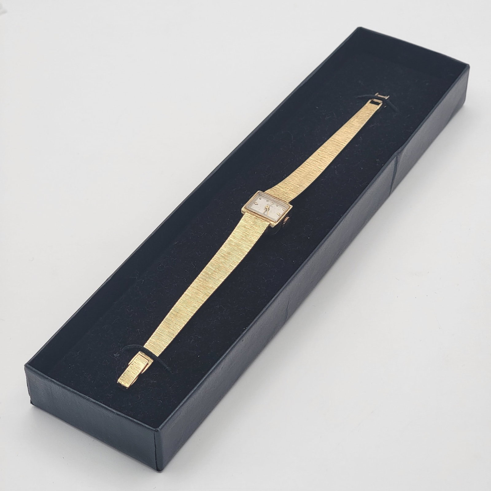 Vintage Ladies Ebel 14K Yellow Gold Case & Band Wristwatch: Vintage Ladies Swiss Ebel 14K Yellow Gold Case & Band Wristwatch. The watch has a 17 jewel Panto mechanical movement and is in nice running condition. The case measures 14.5mm x 16.5mm and the watch m