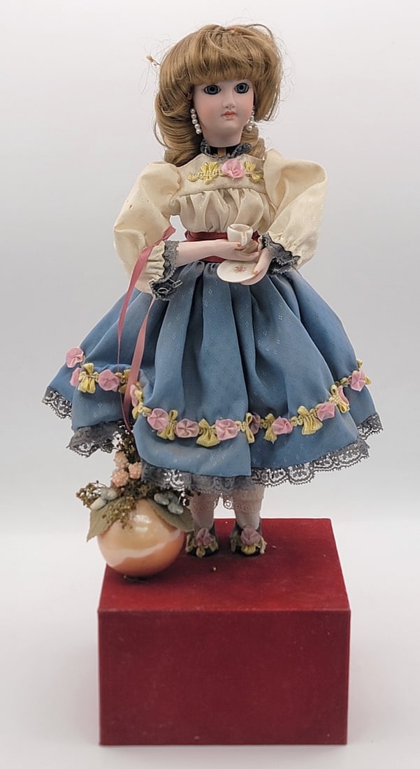Antique Clockwork Musical Woman Drinking Tea Automaton: Antique Clockwork Musical Woman Drinking Tea Automaton. The automaton functions properly. The young woman has a hand-painted porcelain head with glass eyes and her outfit is in wonderful condition. Me