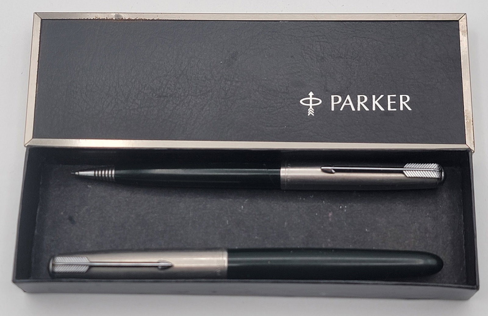 Vintage Parker 51 Fountain Pen & Pencil Set: Vintage Parker 51 Green Fountain Pen & Pencil Set. The pen appears to be in nice condition with no cracks, the pencil has a crack in the green body. Overall the set measures just over 5-3/8" long. Inc