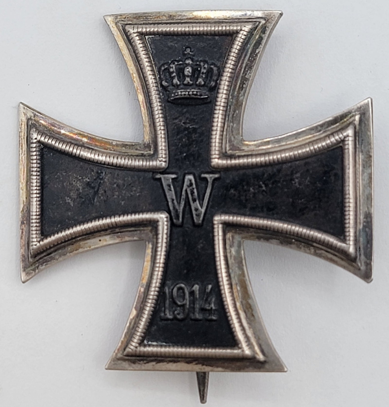 1914 WW1 German Iron Cross First Class Maker Marked KO: 1914 WW1 German Iron Cross First Class. The medal has a German Silver frame and back and is maker marked "KO". Has a wide, straight type mounting pin. Measures 1-3/4" x 1-3/4".