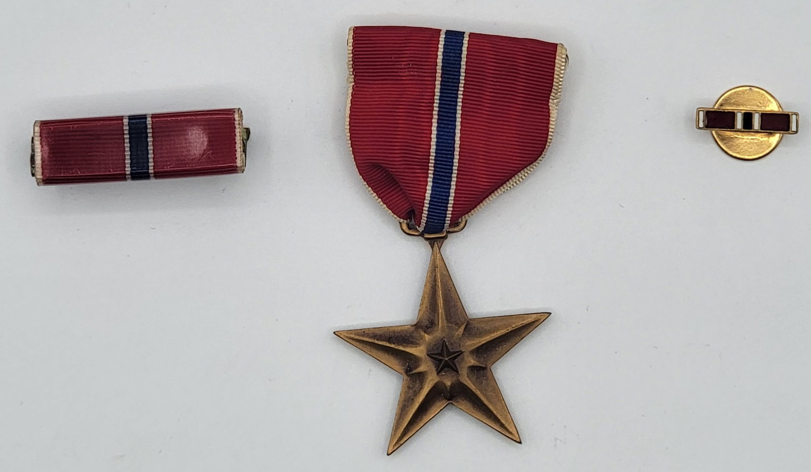 WWII United States Bronze Star Medal In Box With Lapel Pin & Ribbon Bar: WWII United States Bronze Star Medal In Box With Lapel Pin & Ribbon Bar. Nice condition, ribbon bar still has the original plastic cover, unnamed.