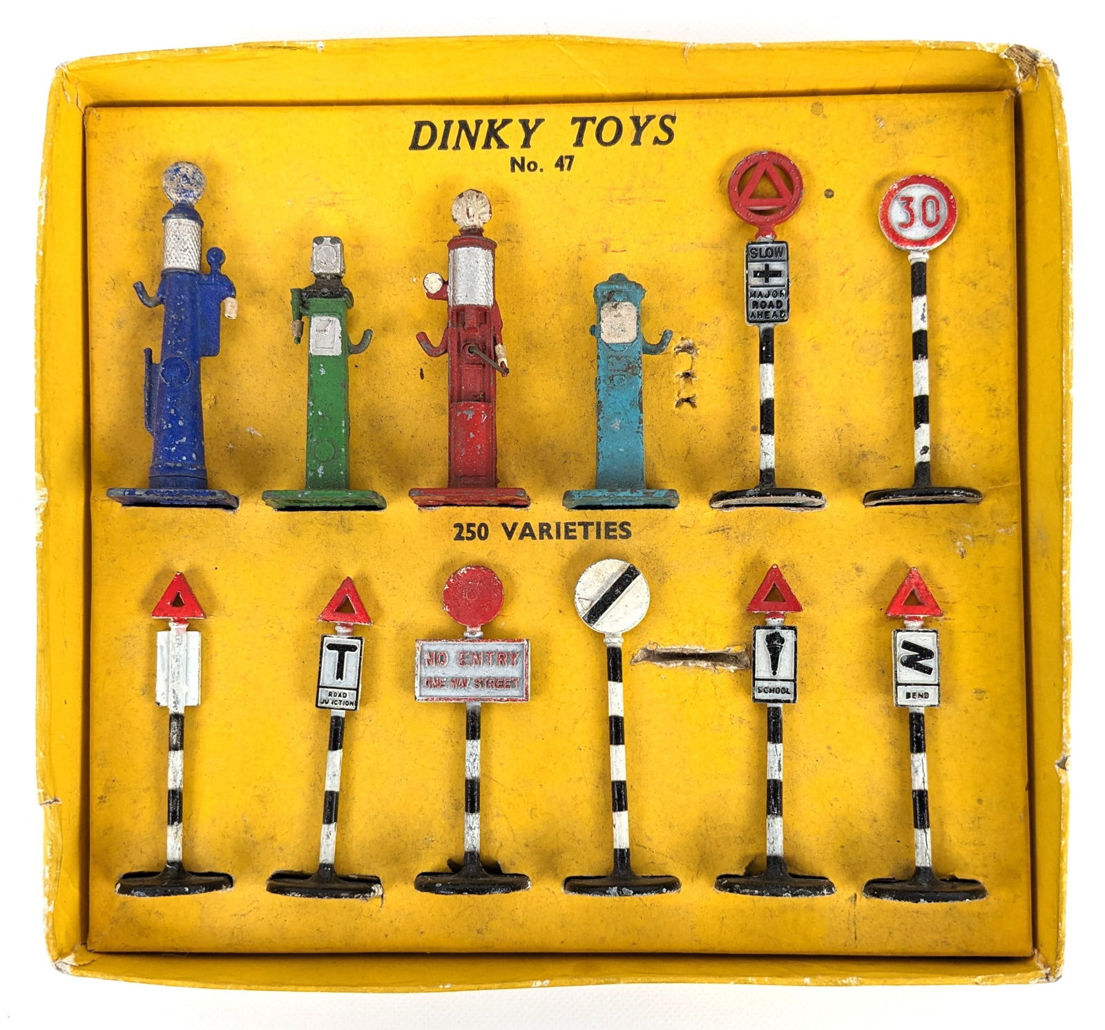 Dinky Toys No. 47 Gas Pump & Sign Set (1 of 7)