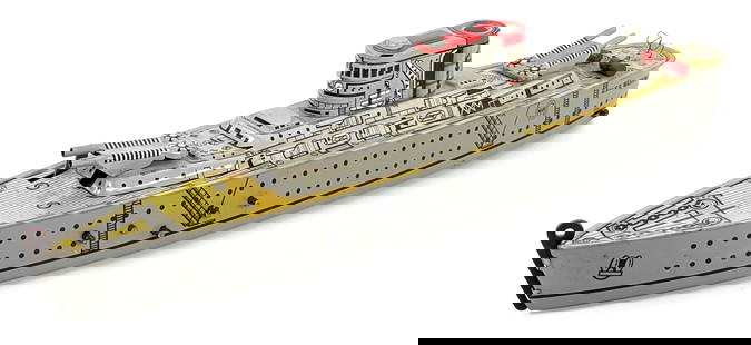 Marx Tin Windup USS Washington Warship: Marx tin windup USS Washington sparkling warship. The windup mechanism works. Overall a very nice boat with great color and graphics. It shows very minor wear from handling and storage. Measures appro