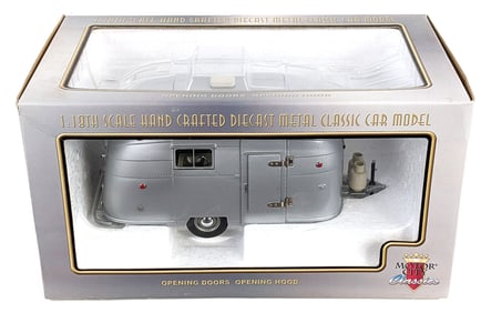 1/18 Motor City Classics Airstream Camper Trailer