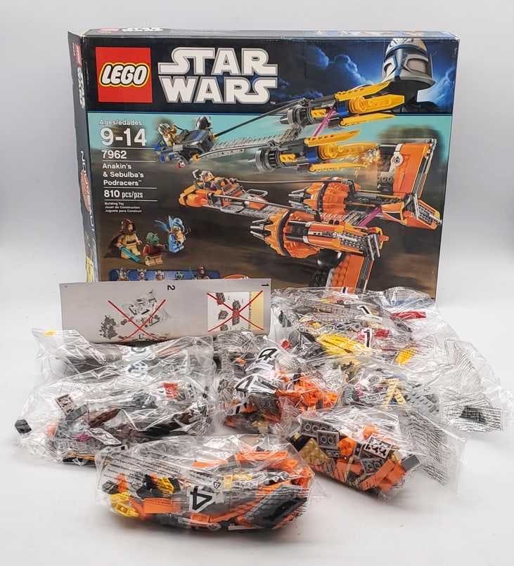 2011 Lego Star Wars Anakin?s & Sebulba?s Podracers Set. (1 of 10)