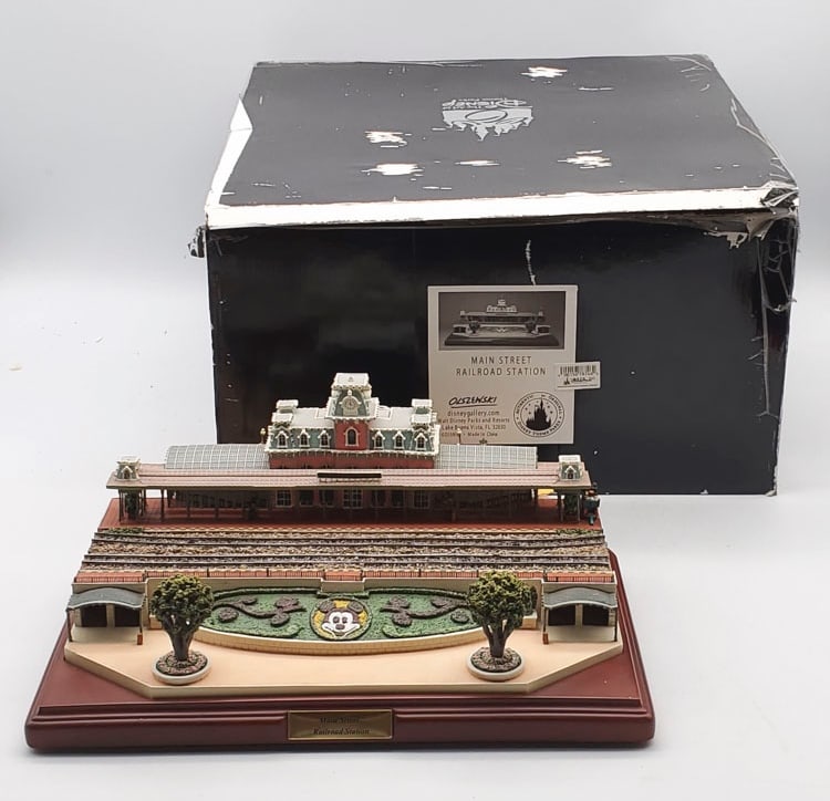 Disney Theme Park Olszewski Main Street Railroad Station. (1 of 14)