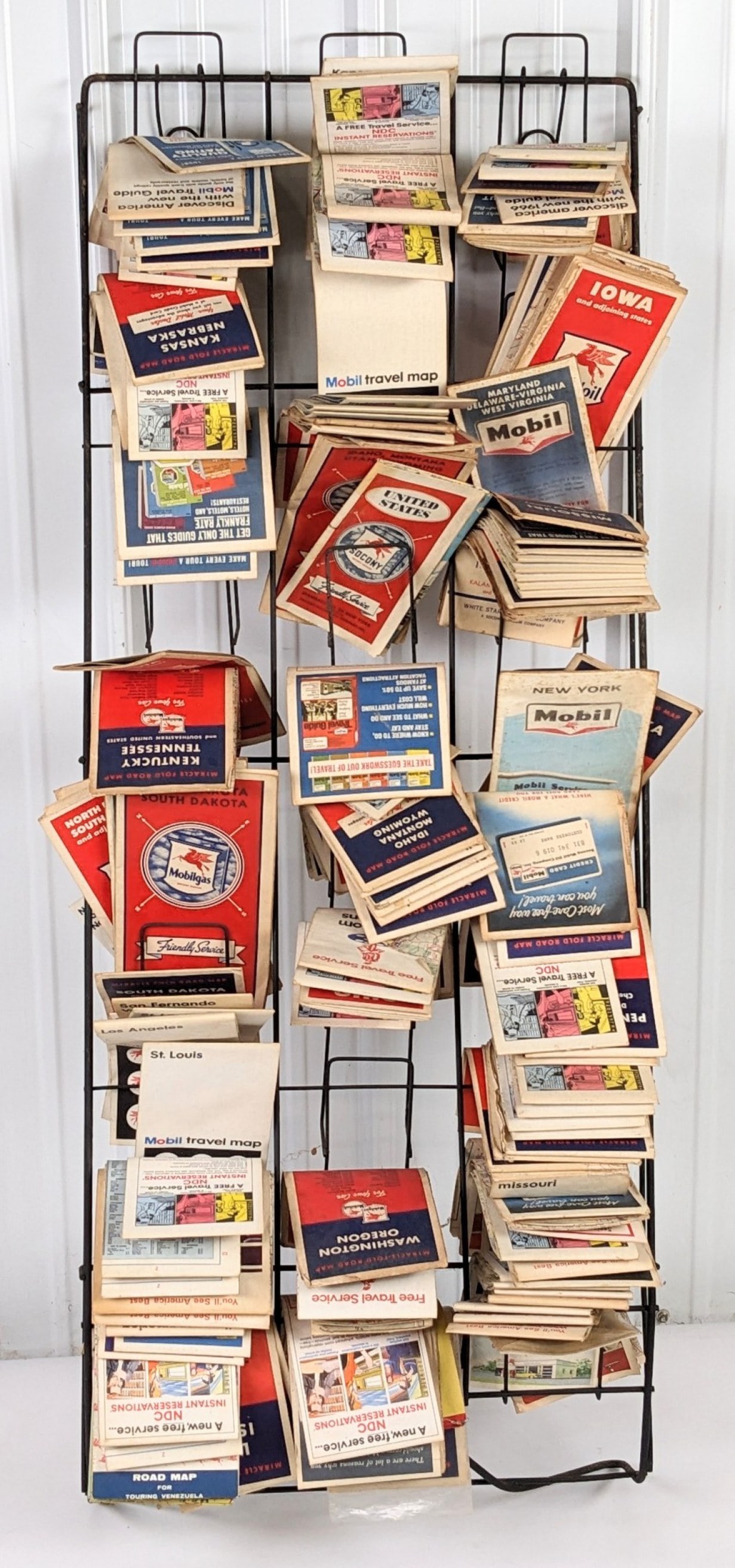 Large Lot Of Vintage Mobil Service Station Travel Maps W/ Metal Hanging Display Rack (1 of 11)