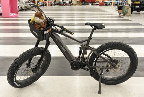 Bill Murray Jeep QuietKat: Bike is in like new condition with only 1.7 miles, and runs off of a 48V 1000W battery with a sturdy 17in frame. Original MSRP of these bikes was $7999.99. Comes with the charger.