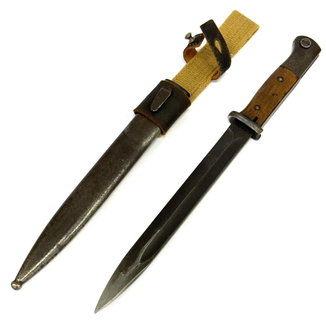 German WW II Bayonet 0617 Z 42 cof With Matching Serialized Scabbard: German WW II Bayonet 0617 Z 42 cof With Matching Serialized Scabbard. Blade is in Very Good Condition With Nice Patina on Scabbard. B;ade Length is 9 3/4". Overall Length with Scabbard is 15 3/4"