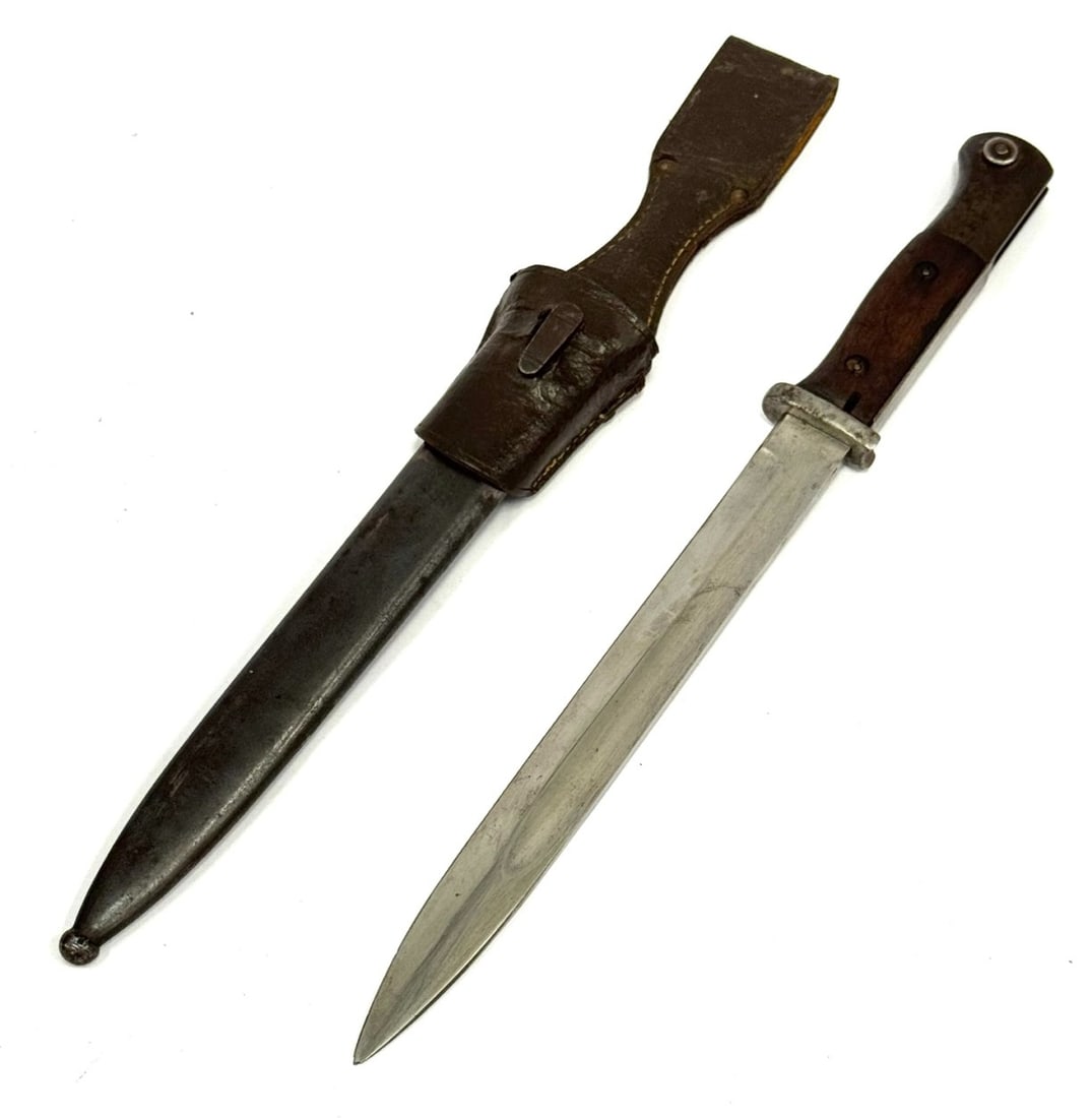 German WW II Bayonet Gottlieb Hammesfahr: German WW II Bayonet Gottlieb Hammesfahr. Not? Serialized, Bayonet in Good Condition. Frog is Dried Out and Cracking. Blade Length is 9 3/4". Overall Length with Scabbard is 16"