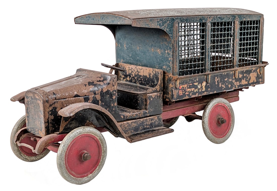 Original Buddy L Railway Express Truck: Original Buddy L Railway Express truck. The truck has surface rust, heavy paint loss, and wear from play / age. It does however have both rear doors which is hard to find on these trucks. A solid / st