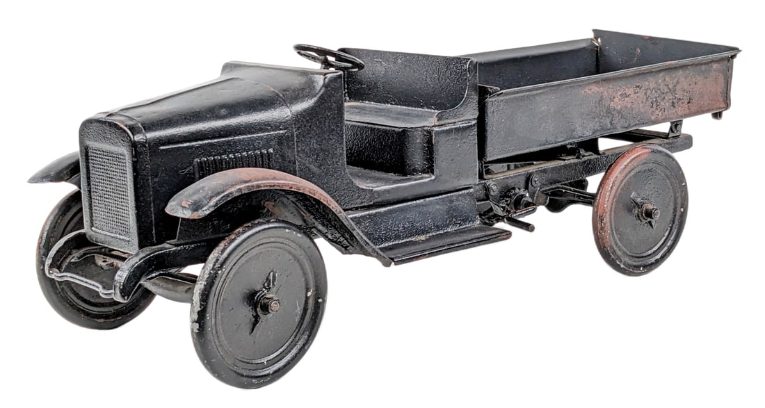 Repainted Buddy L Dump truck: Repainted Buddy L dump truck. The truck has pitting, rust, and was painted in black overall. The bed dumps as it should. A complete truck that would make a great restoration candidate. Measures approx