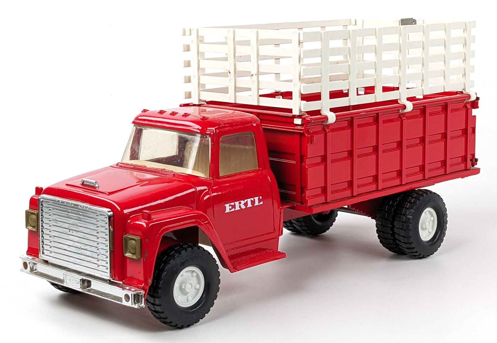 Ertl International Grain & Livestock Truck (1 of 8)