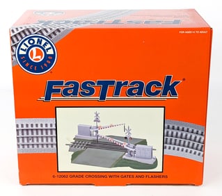 Lionel Fastrack Grade Crossing w/ Gates & Flashers 6-12062