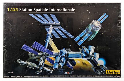 1/125 Scale Heller International Space Station Model Kit - Sealed