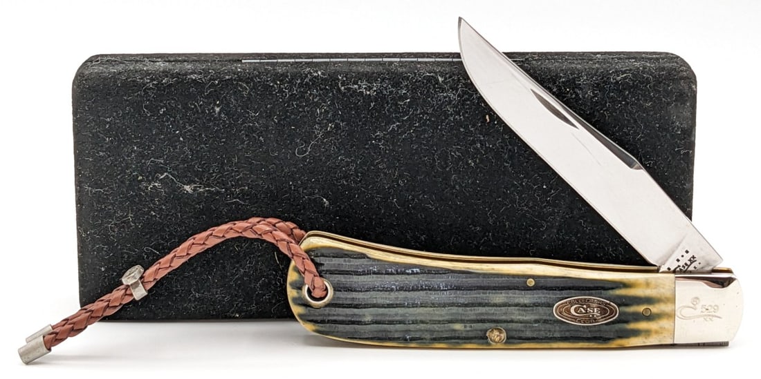 Ltd 2011 Case XX Green Worm Groove Jig Bone Tony Bose Backpocket Knife w/ Case: Tony Bose Model Back Pocket Knife is numbered 529, and is in very nice condition with minimal wear from handling. Overall measures 4-5/8in when closed.