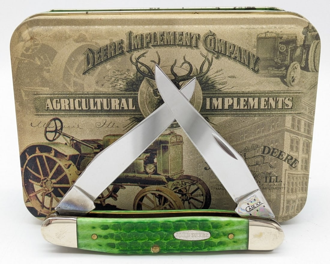 2004 Case XX John Deere Green Bone Muskrat w/ Tin: Knife is in like new condition. Overall measures 3-7/8in when closed.