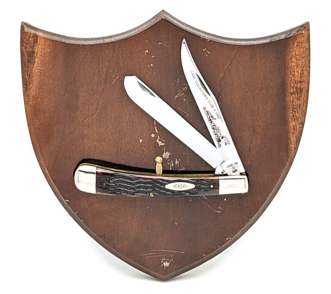 1982 Case XX Collectors Club Jigged Bone Large Trapper 6251 w/ Plaque: Knife is numbered 3507, and is in nice condition with some scuffs and scratches on the bolsters from handling. Overall measures 5-1/4in when closed.