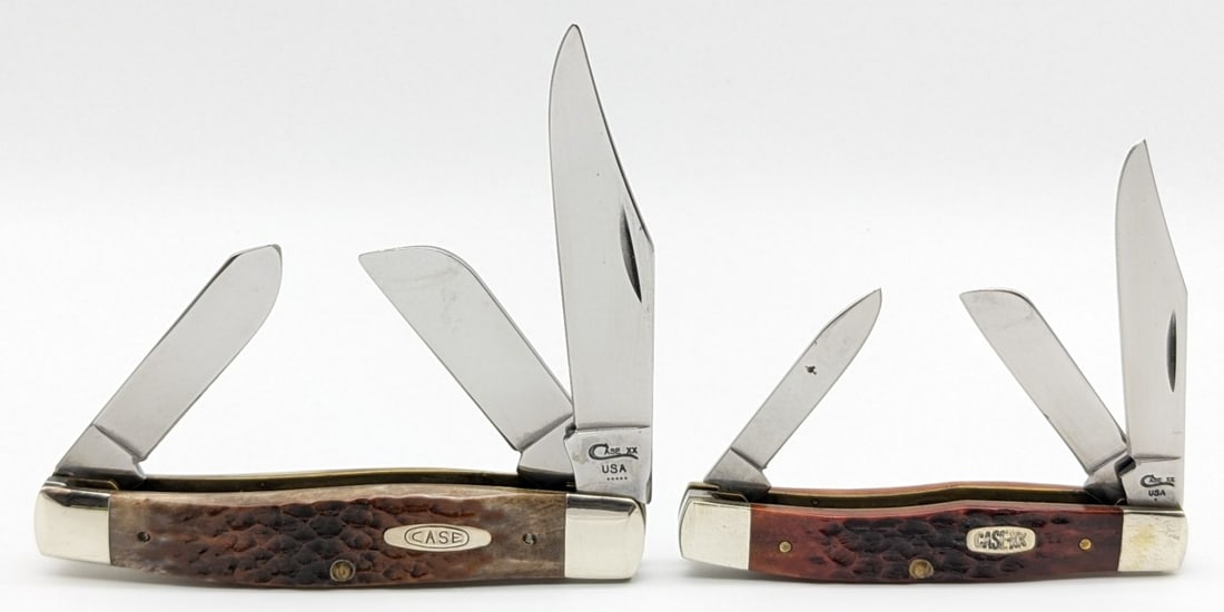 1995 & 99 Case XX Jigged Bone Large 6375 & Medium 63032 Stockmans: Knives are in nice condition with light scuffs and tarnishing on the bolsters from handling, and the medium has some carbon spots on the blades. The large has a strange grind spot on the spine of the