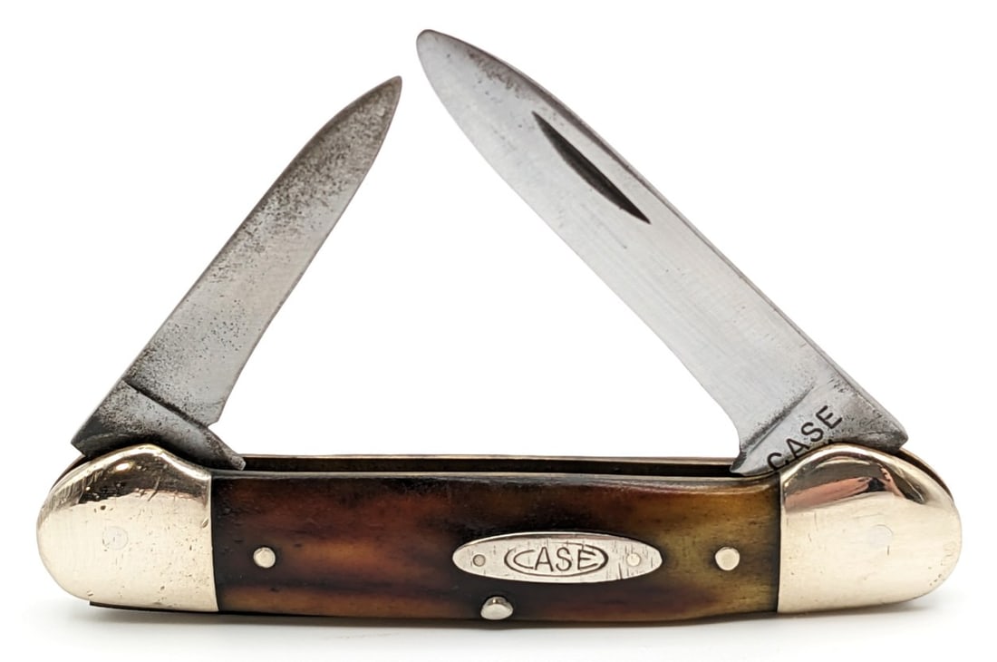 1940-64 Case XX Stag Canoe Knife 52131: Knife is in aged condition with material loss on the blades, the main blade has no snap, dings and scratches on the polished bolsters, and pocket worn handle scales with scuffs. Overall measures 3-5/8