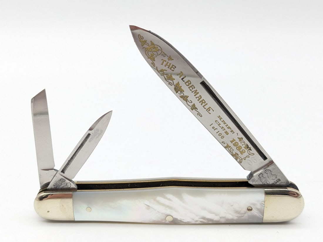 Ltd 1982 Frank Buster Fight'n Rooster The Albemarle Mother of Pearl Whittler: Knife is numbered 062 of 100 and is in very nice condition with light scuffs and tarnish on the bolsters from handling. Overall measures 3-5/8in when closed.