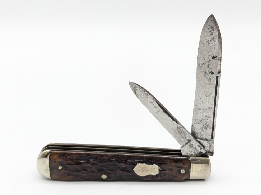 Vtg Remington Jig Bone Uneven End Jack Knife R993: Knife is in aged condition with scratches and material loss on the blades, scratches and dings on the bolsters, and carbon spots along the leaf springs. Overall measures 3-1/4in when closed.