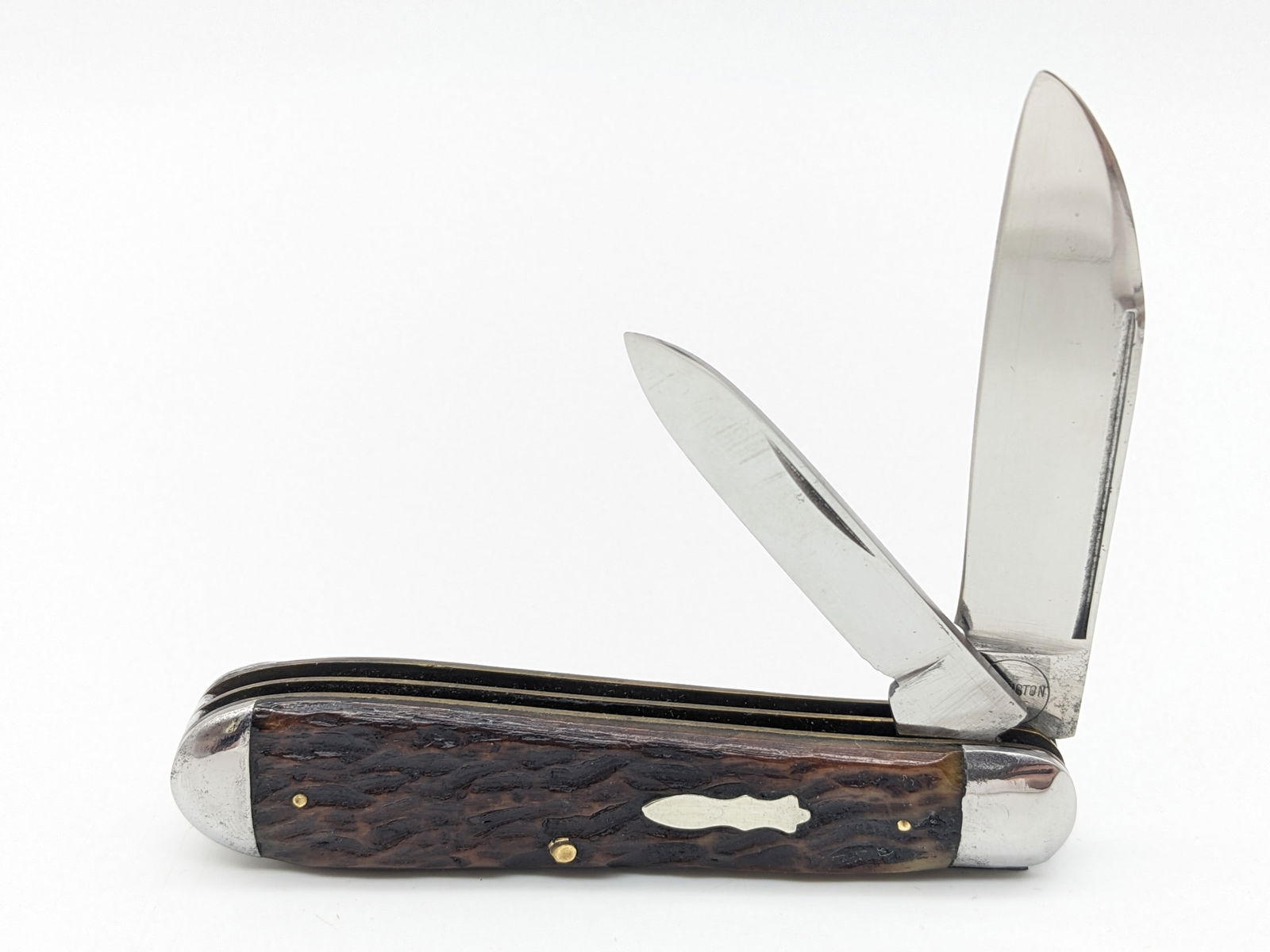 Vtg Remington Jig Bone Teardrop Jack Knife R393: Knife is in nice cleaned condition with polished blades with traces of scratches and light pitting, scratches and dings on the bolsters, and nice handle scales. Overall measures 3-3/8in when closed.