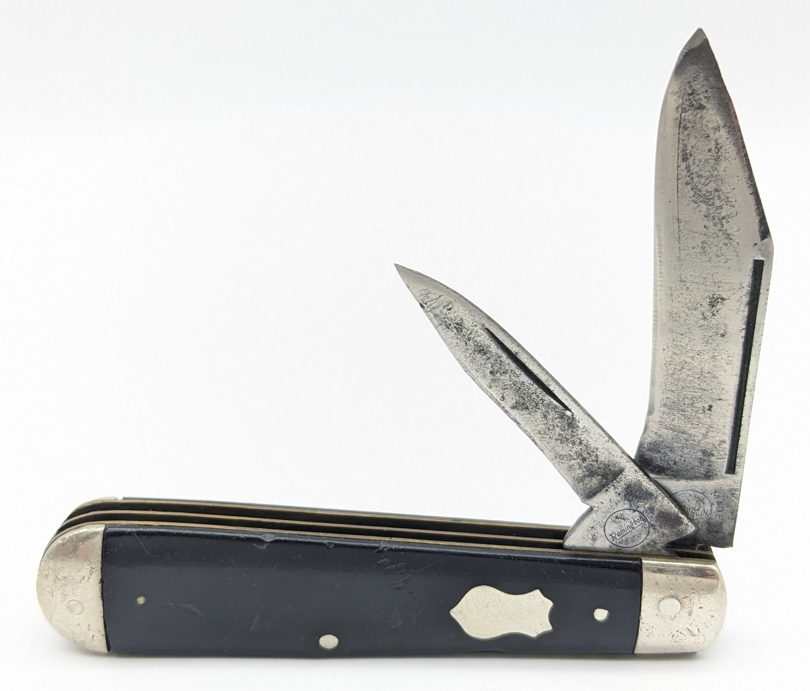 Vtg Remington Slick Black Uneven Jack Knife R155: Knife is in aged condition with pitting scratches and material loss on the blades, scratches and dents in the bolsters, and scratches on the handle scales from use. Overall measures 3-1/2in when close