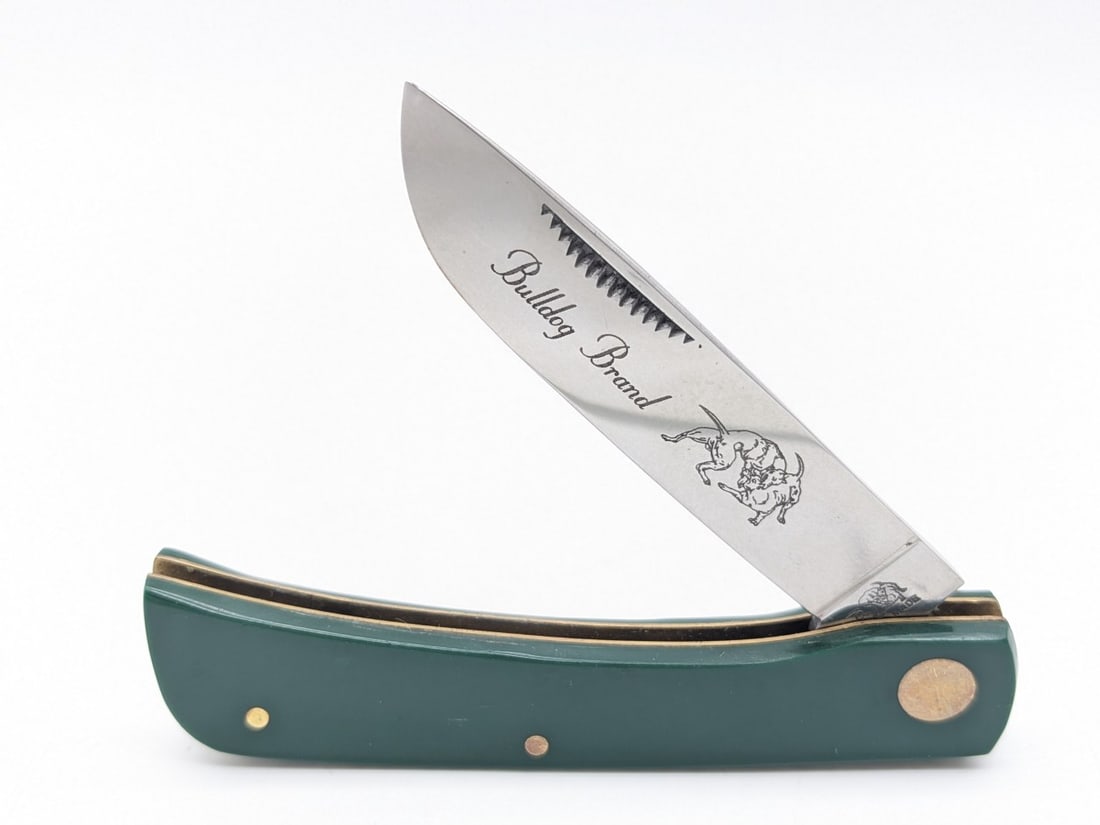 2005 Bulldog Brand Smooth Green Sodbuster: Knife is in very nice condition with light wear on the handle from handling. Overall measures 3-3/4in when closed.
