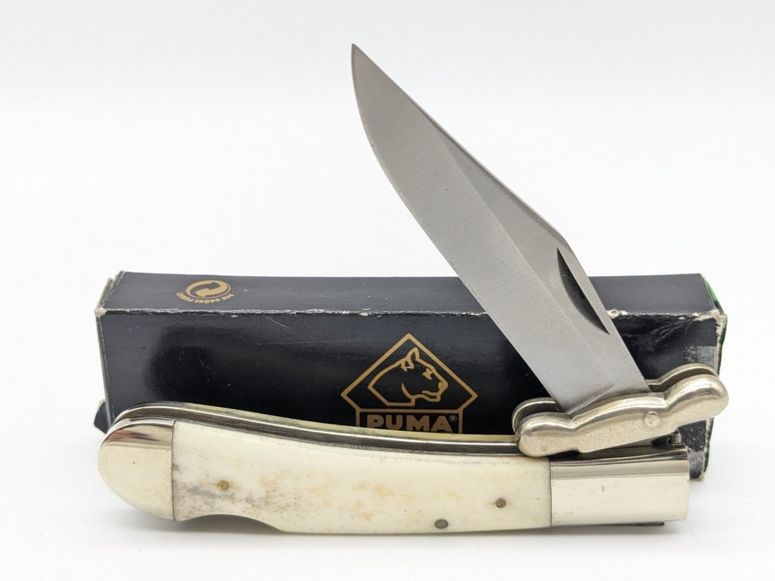 Puma Smooth Bone Medici Swing Guard Folding Knife 21 0563 w/ Box: Knife is in very nice condition with light tarnishing on the bolsters from handling. Overall measures 3-1/2in when closed.