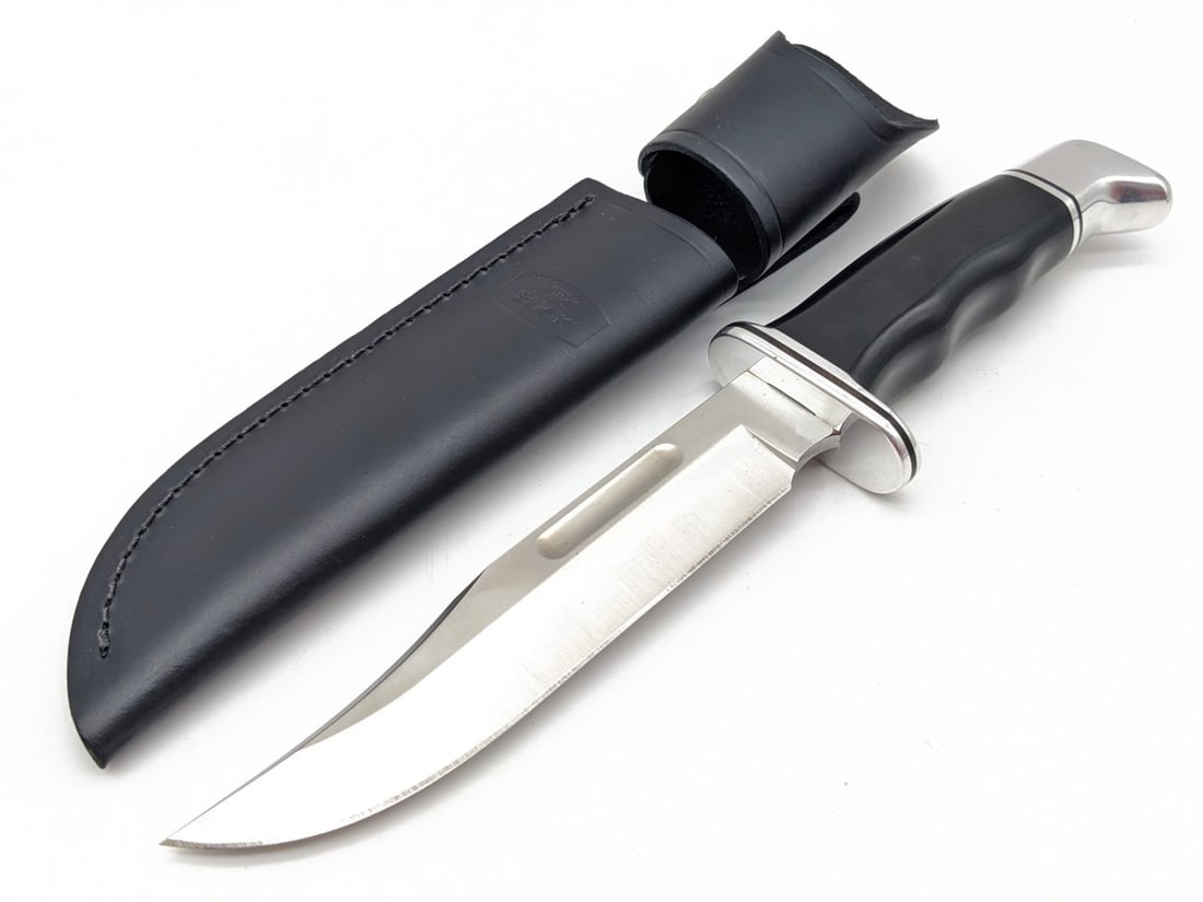 Buck 119 Fixed Blade Hunting Knife w/ Sheath: Knife is in like new condition with minimal wear from handling. Blade length measures 5-7/8in and overall 10-3/8in.