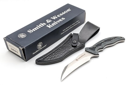 NIB Smith & Wesson Extreme Fixed Blade Knife w/ Sheath