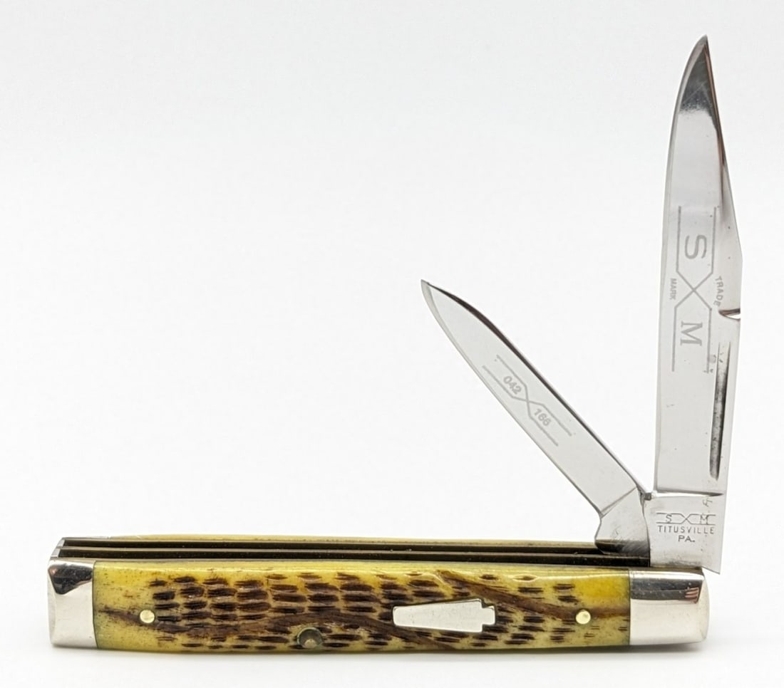 Schatt & Morgan Queen Cutlery Jigged Bone Small Physician's Knife: Knife is in nice condition with some scratches on the blades, and light scuffs and tarnishing on the bolsters. Overall measures 3-1/4in when closed.