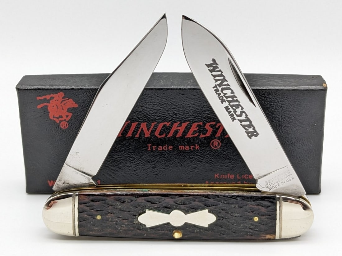 1988 Winchester Jigged Bone Equal End Moose 2991 w/ Box: Knife is in very nice condition a few carbon spots on the blades. Overall measures 3-5/8in when closed.