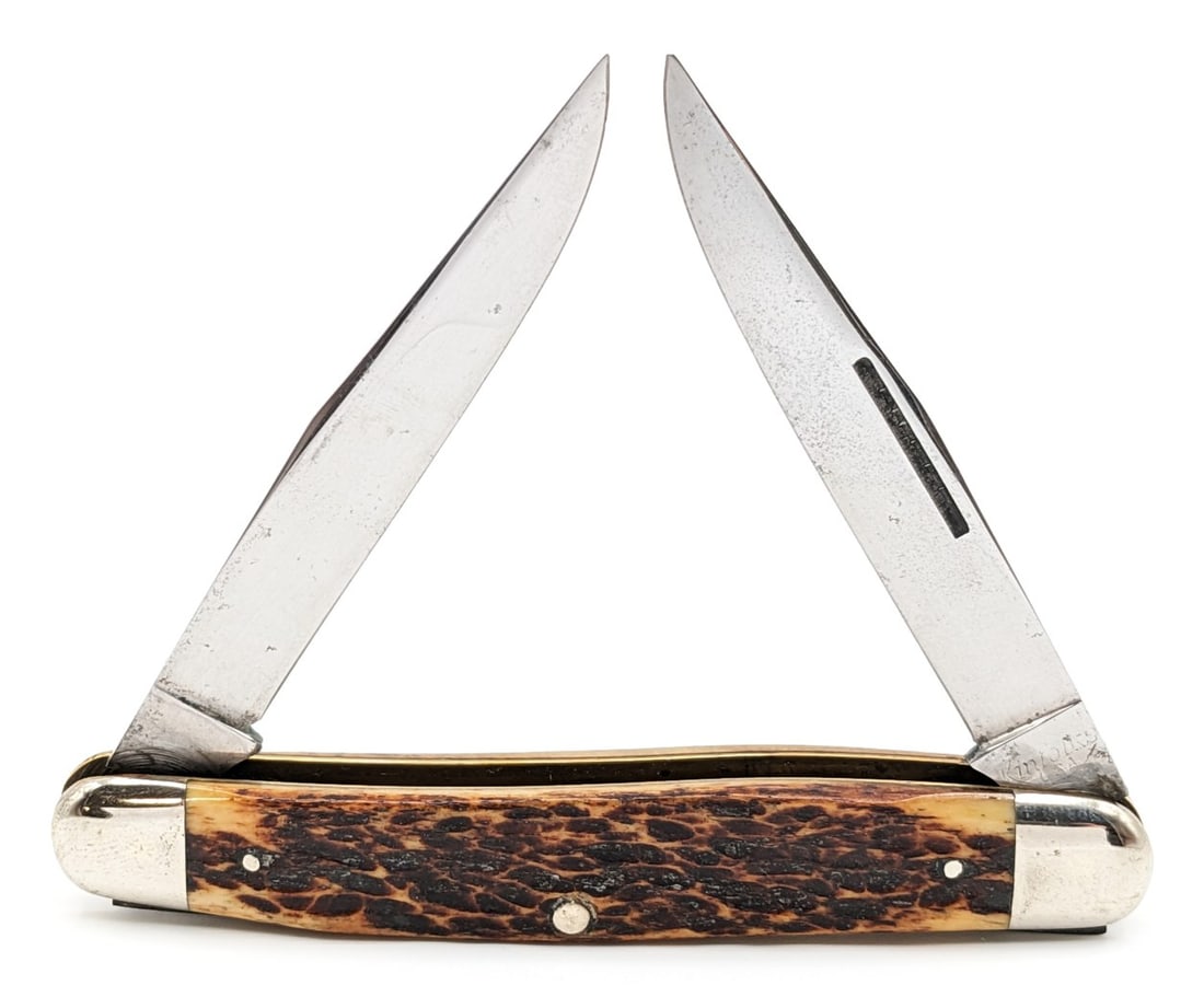 Antique Kinfolks Jigged Bone Muskrat 6217-M: Knife is in nice cleaned condition with carbon spotting and some scratches on the polished blades, and some scuffs and tarnishing on the polished bolsters. Overall measures 3-7/8in when closed.