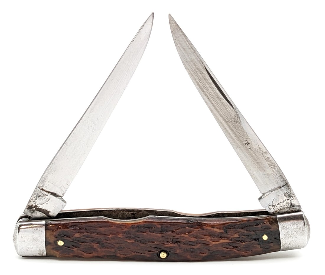 Antique Remington Jigged Bone Muskrat R4593: Knife is in good condition with light scratches and some pitting on the blades, light scuffs and tarnishing on the bolsters, and nice handle scales. Overall measures 4in when closed.