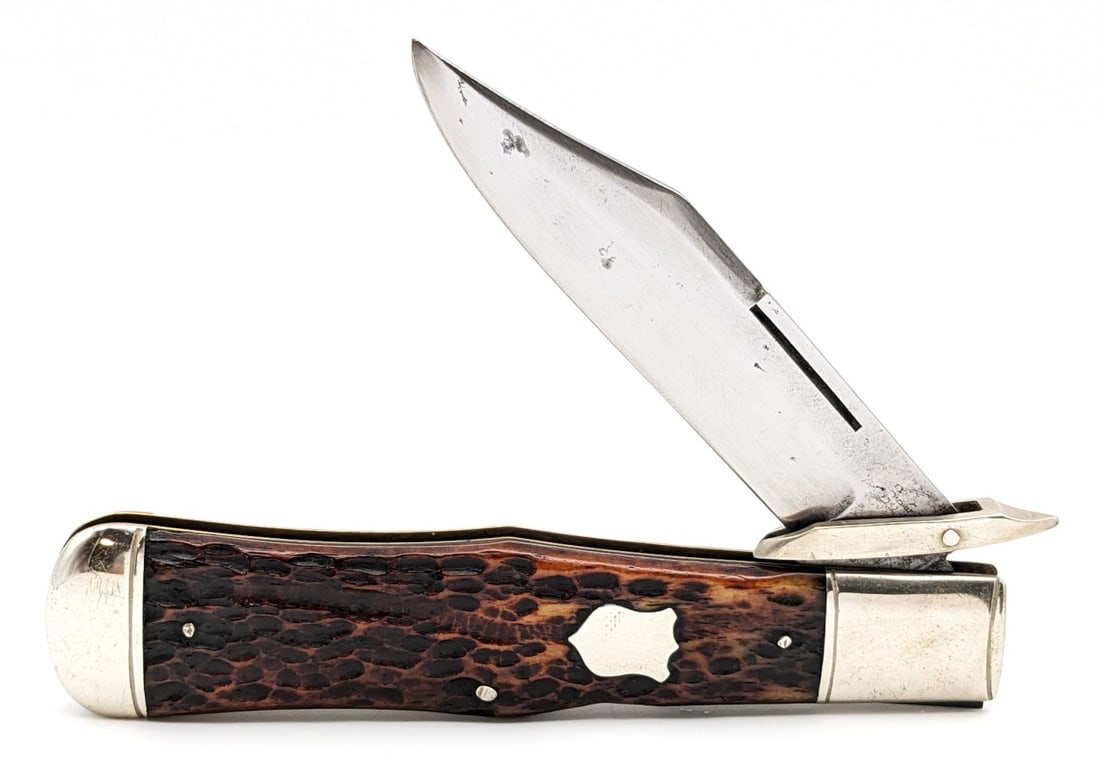 Cattaraugus Cutlery Co. Jigged Bone Swing Guard "King of the Woods" Lockback Knife 12839: Knife is in good aged condition with light scratches and carbon spots on the polished blade, scuffs and dings on the bolsters, and nice handle scales. Overall measures 5-1/4in when closed.