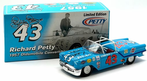 RC2 1:24 Autographed Richard Petty 1957 Oldsmobile Convertible Limited Edition 5276/10002 With Box
