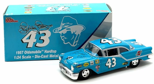 Racing Champions 1:24 Autographed Richard Petty 1957 Oldsmobile Hardtop 715/800 In Box