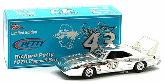 Racing Champions 1:24 Autographed Richard Petty 1970 Plymouth Superbird Limited Edition 39/72 With B