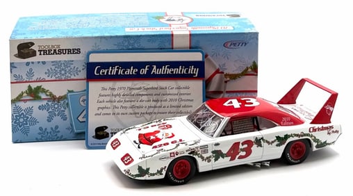 Racing Champions 1:24 Autographed Richard Petty 2010 Christmas Edition With Box