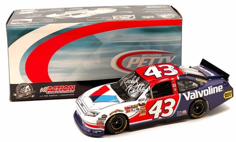 Lionel 1:24 Dual Autographed AJ Allmendinger And Richard Petty #43 Valvoline With Box
